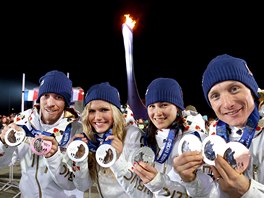 BIATLONOVÉ MEDAILE POD OLYMPIJSKÝM OHN�M. �e�tí biatlonisté Jaroslav Soukup,...