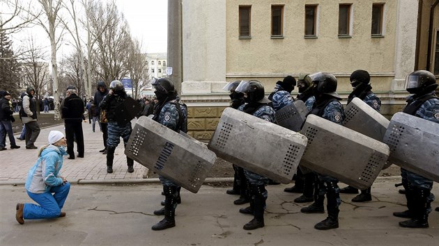 Donck. Mlad Ukrajinka kle ped pslunky speciln zsahov jednotky Berkut (24. nora 2014)