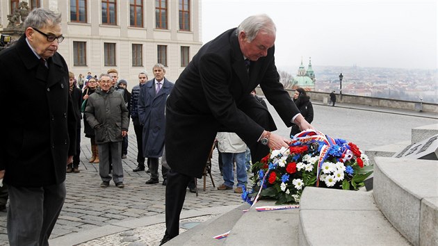 Mstopedseda Sentu Pemysl Sobotka klade vnec k pomnku TGM na Praskm hrad u pleitosti 66. vro komunistickho pevratu v noru 1948.