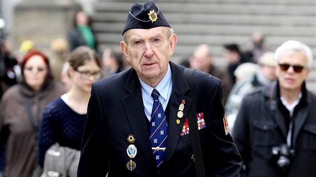 Pochod na Pra�sk� hrad u p��le�itosti 66. v�ro�� komunistick�ho p�evratu v �noru 1948. (25. �nora 2014)