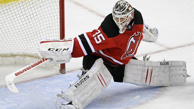 Cory Schneider z New Jersey v utkn s Columbusem.