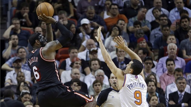 LeBron James z Miami pi stelb. Blokovat se pokou Pablo Prigioni z tmu New York Knicks.