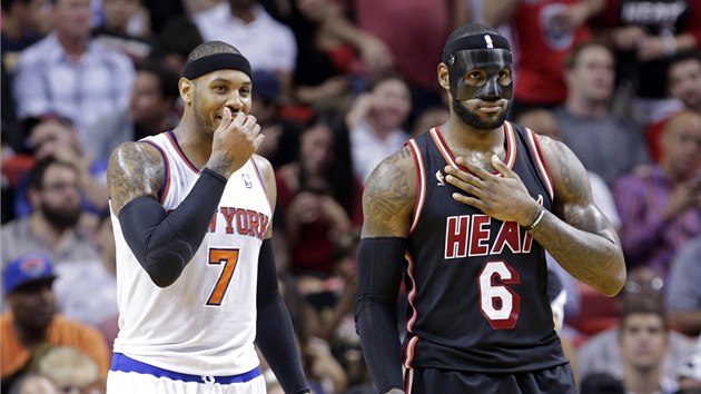 Carmelo Anthony (vlevo) z New York Knicks a LeBron James z Miami vypadaj, jakoby si pi utkn stihli jet bjen popovdat.