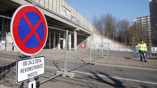 Velké parkovit u fotbalového stadionu vyuívají lidé, kteí bydlí v...