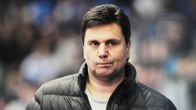 STAROSTI. Slávistický trenér Vladimír Růžička vede svůj tým v extraligovém zápase v Plzni.