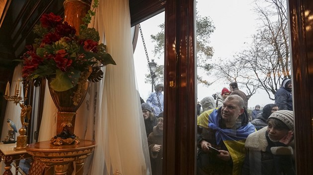 Lid nahlej do Janukovyova sdla.