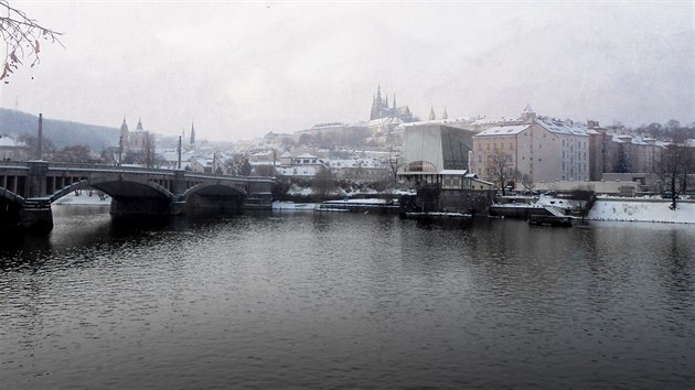 Hala by mohla stt i na Klrov. Podle studenta Miroslava Pazdery by hmota budovy nemla naruovat panorama.