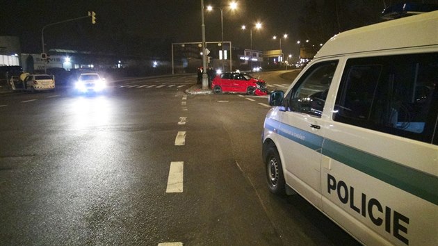 Pi stetu vozu strnk mstsk policie s fabi na Praze 11 se zranili ti lid