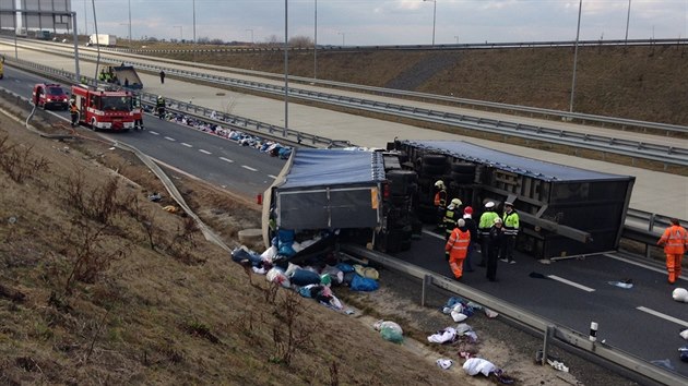 Kamion pln odv se pevrtil na 76. kilometru silnice R1 u Modletic a zablokoval vjezd na dlnici D1