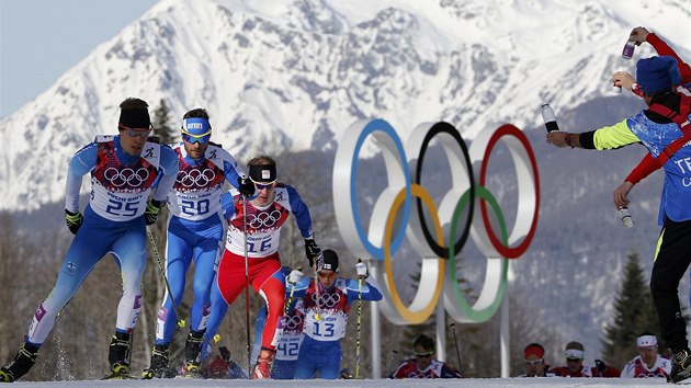 OBERSTVEN. Vytvrvalci v olympijskm zvod na 50 km. Tet zleva jede Luk Bauer.