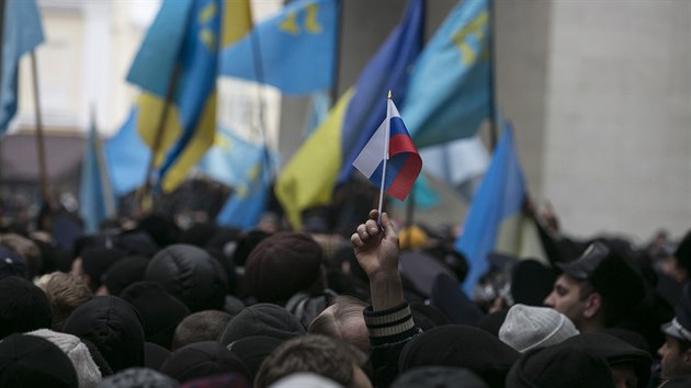 Už ve středu se ve správním středisku autonomního Krymu Simferopolu střetli krymští Tataři a proruští přívrženci (26. února)