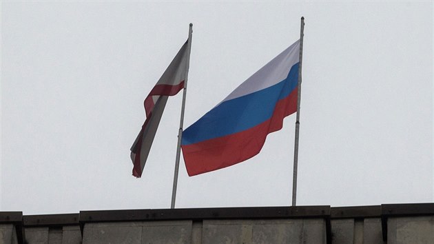 Ozbrojenci vztyčili nad budovou parlamentu ruskou vlajku (27. února)