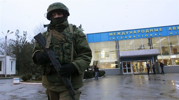 Padest ozbrojenc se v noci zmocnilo mezinrodnho letit v Simferopolu. Po ase sice letit opustili, v jeho okol ovem hldkuj lid v maskovacch uniformch (28. nora)