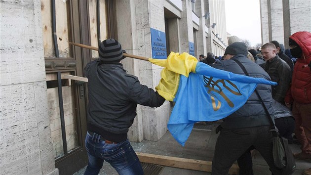 Dav demonstrant se snail proklestit si cestu do zabarikdovanho sdla regionln vldy v Uhorodu u ped nkolika dny (19. nora 2014).