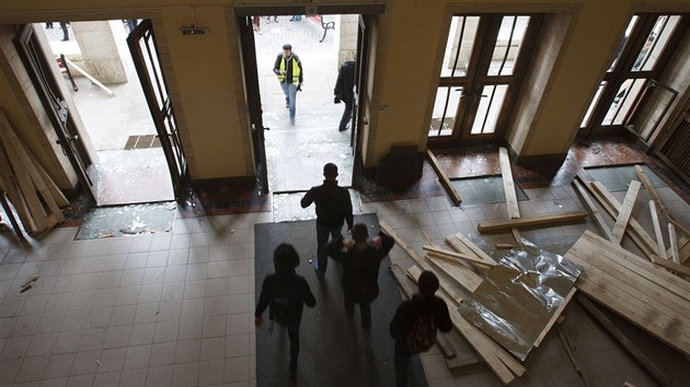 Zakarpatsk oblast vypovdla poslunost stedn vld a zakzala innost Strany region a komunist. U ped nkolika dny demonstranti ovldli sdlo regionln vldy (19. nora 2014).