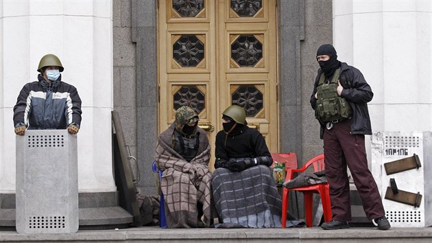 Protivládní demonstranté hlídají vchod do ukrajinského parlamentu v Kyjev....