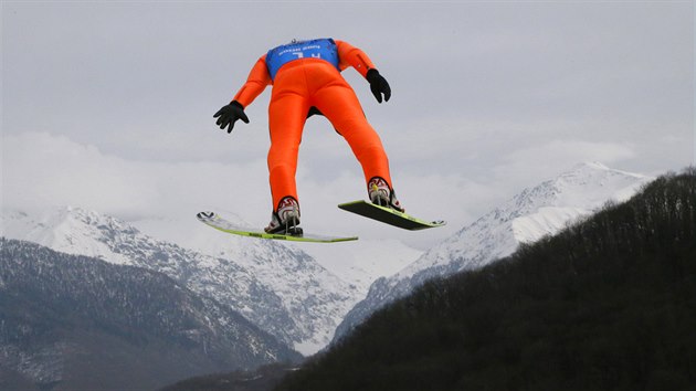 Rusk sdruen Jevgenyj Klimov pi skoku na velkm mstku v tmovm olympijskm zvodu. (20. nora 2014)