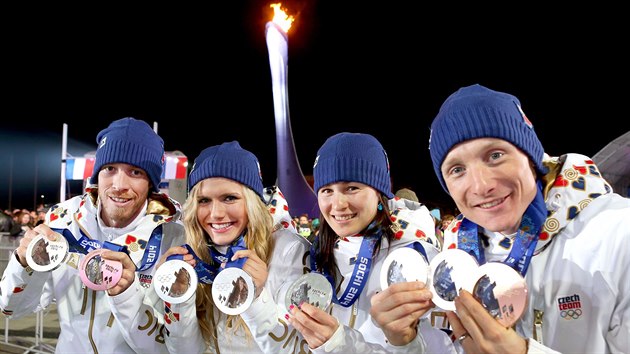 BIATLONOV MEDAILIST. et biatlonist Jaroslav Soukup (zleva), Gabriela Soukalov, Veronika Vtkov a Ondej Moravec s medailemi, kter vybojovali na olympijskch hrch v Soi. (20. nora 2014)