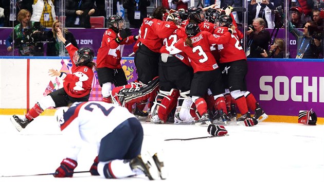 ZLAT MEDAILE. Kanadsk hokejistky potvrt za sebou zavaj euforick pocit olympijskch ampionek. Tm USA udolaly 3:2 v prodlouen, kdy jet tyi minuty ped koncem o dv branky prohrvaly. (20. nora 2014)