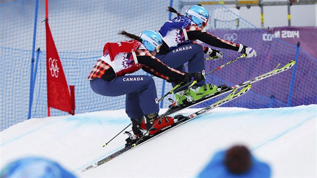 Kanadsk skikrosaky Marielle Thompsonov (vpravo) a Kelsey Serwaov ve finlovm olympijskm zvod v arelu Rosa Chutor Extreme Park. (21. nora 2014)