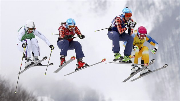 Kanadsk skikrosaky Marielle Thompsonov (druh zprava) a Kelsey Serwaov (tet zprava) ve finlovm olympijskm zvod v arelu Rosa Chutor Extreme Park. (21. nora 2014)