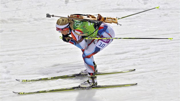 esk biatlonistka Gabriela Soukalov v zvodu tafet na 4x6 kilometr. (21. nora 2014)