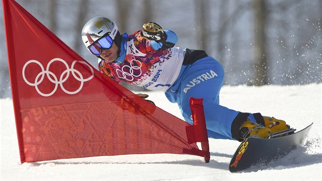 Rakousk snowboardista Benjamin Karl pi osmifinlov jzd v paralelnm slalomu. (22. nora 2014)

