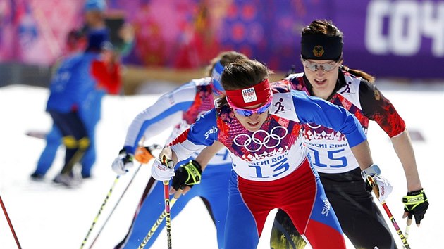 esk bkyn na lych Eva Vrabcov-Nvltov (vpedu) dojela v olympijskm zvodu na 30 kilometr volnou technikou na ptm mst. (22. nora 2014)