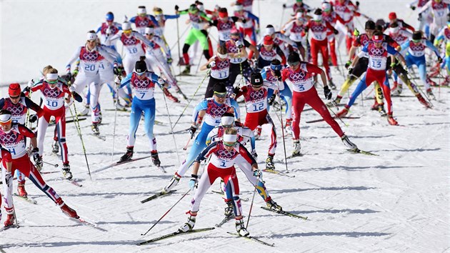 Olympijsk zvod bky na lych na 30 kilometr volnou technikou. V prav sti snmku je s slem 13 esk zvodnice Eva Vrabcov-Nvltov. (22. nora 2014)