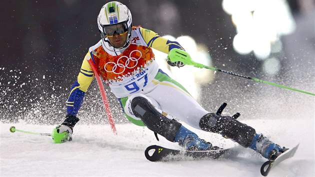Brazilsk lya Jhonatan Longhi v prvnm kole olympijskho slalomu. (22. nora 2014)