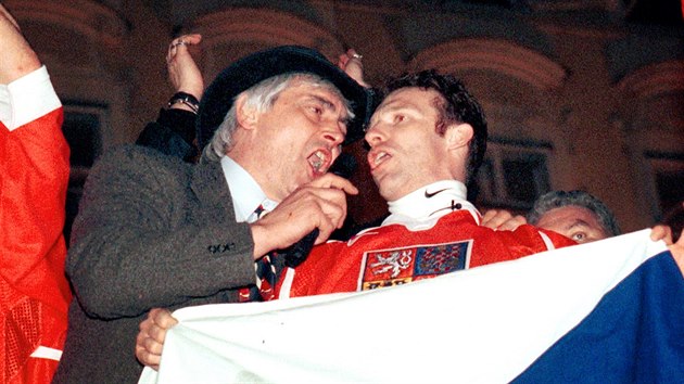 Ivan Hlinka a Dominik Hašek při oslavě triumfu v Naganu na Staroměstském náměstí v Praze. (23. února 1998)