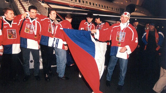 NVRAT Z NAGANA. Vesel olympijt vtzov z Nagana piletli do Prahy. (23. nora 1998)