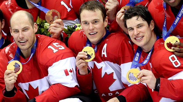 HOKEJOV AMPINI. Kanadt hokejist Ryan Getzlaf (zleva), Jonathan Toews a Sidney Crosby se zlatmi olympijskmi medailemi po vtznm utkn se vdskem. (23. nora 2014)