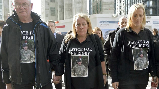 Otec, matka a sestra zavradnho britskho vojka Lee Rigbyho pi protestu ped soudn budovou Old Bailey v Londn, kde probh len s dvojic islamistickch vrah. (26. nora 2014)