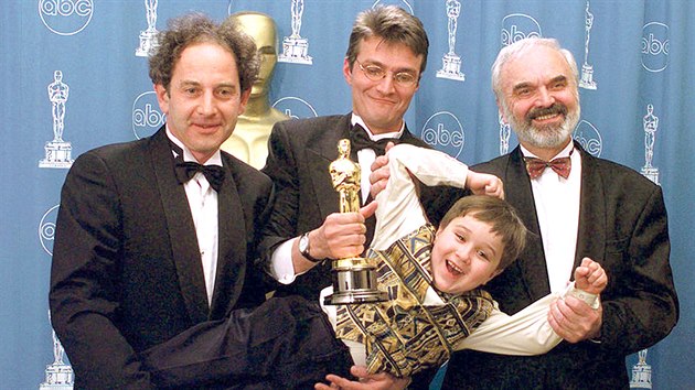 Oscara za nejlep neanglicky mluven film v roce 1997 pevzali producent Eric Abraham (zleva), reisr Jan Svrk, scenrista Zdenk Svrk a pedstavitel Kolji, rusk chlapec Andrej Chalimon.