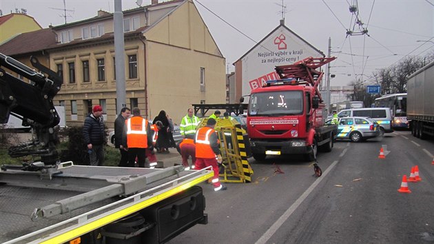 Dva muži utrpěli ve středu 27. února ráno v Českých Budějovicích těžká zranění poté, co nákladní vůz narazil do pojízdné plošiny, na které opravovali troleje.