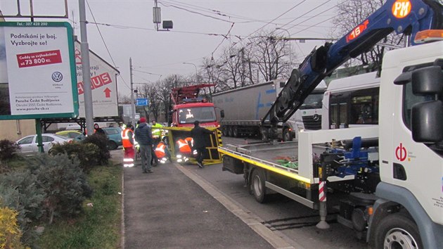 Dva muži utrpěli ve středu 27. února ráno v Českých Budějovicích těžká zranění poté, co nákladní vůz narazil do pojízdné plošiny, na které opravovali troleje.