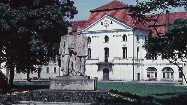 Souso psobilo ped zmkem v Odrch jako pst na oko. Soudruzi to vyeili svrzn. Kdy v roce 1964 shoela stecha zmku, tak ho o dva roky pozdji nechala srovnat se zem.