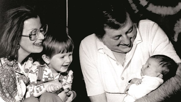 Denisa Kirschnerová, těsně po svém narození v náručí tatínka Miloše Kirschnera, s maminkou Helenou Štáchovou...