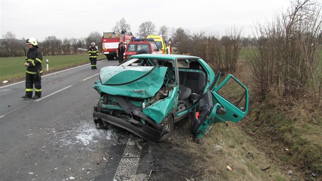 Dopravní nehoda na silnici mezi Blešnem a Nepasicemi na Královéhradecku. (19. 2. 2014)