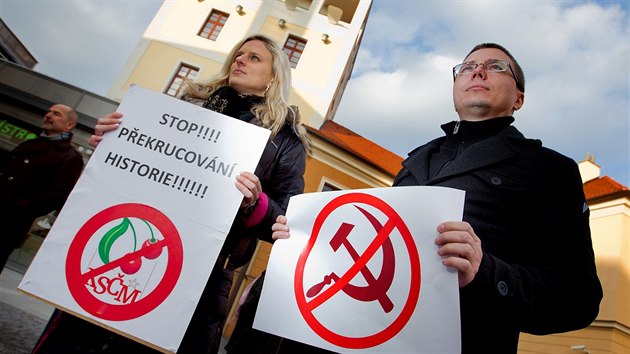 Demonstrace proti komunistům v radě kraje u Krajského úřadu v Hradci Králové. (25. 2. 2014)