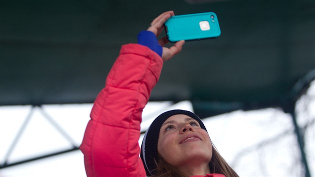 Vrchlab vtalo rodaku Evu Samkovou, zlat olympionika si dav fotila a natela. (26. 2. 2014)