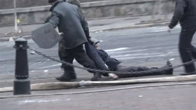 Demonstranti thnou zrannho kolegu v Kyjev.