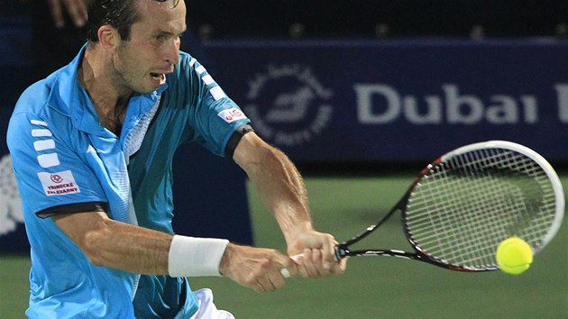 PESNÝ BEKHEND. Radek tpánek v utkání s Rogerem Federerem na turnaji v Dubaji.