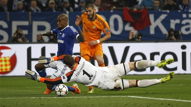 DAL RNA SCHALKE. Karim Benzema z Realu Madrid stl svou druhou branku neastnm hrm Schalke 04 v osmifinle fotbalov Ligy mistr.