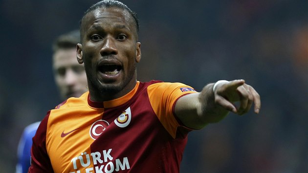 TAM JE BRANKA! tonk Didier Drogba v zpase Ligy mistr. Jeho Galatasaray Istanbul hostilo Chelsea, kde bval nejvt hvzdou.