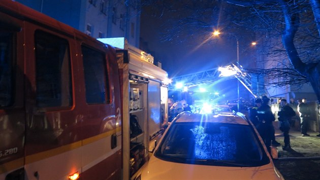 V Brně v ulici Sýpka hořel v noci na sobotu bytový dům, hasiči s policisty museli kvůli požáru evakuovat devět lidí. (22. února 2014)