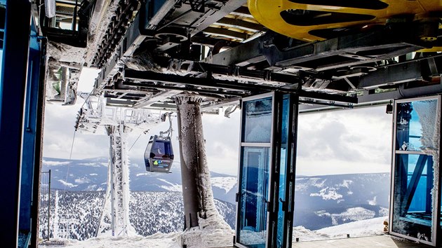 V sobotu byl otevřen druhý úsek nové lanové dráhy z Růžové hory na Sněžku. (22. února 2014)