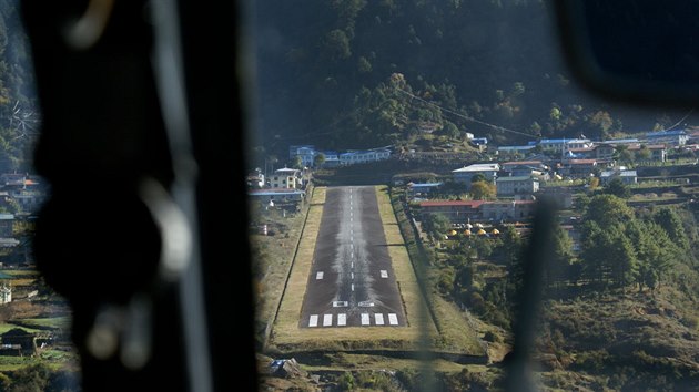Přistávací dráha letiště Lukla je dlouhá jen 496 metrů a je zakončená skalnatou bariérou. Piloty zde dokáže zaskočit i nevyzpytatelné himalájské počasí.