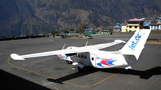 Přistávací dráha letiště Lukla je dlouhá jen 496 metrů a je zakončená skalnatou bariérou. Piloty zde dokáže zaskočit i nevyzpytatelné himalájské počasí.